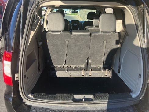 Used 2016 Chrysler Town & Country Touring FWD image 8