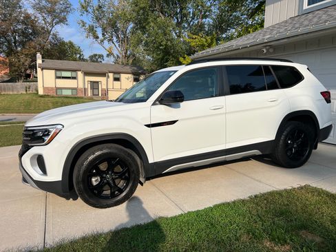 Used 2024 Volkswagen Atlas Peak Edition SE AWD/4WD image 4