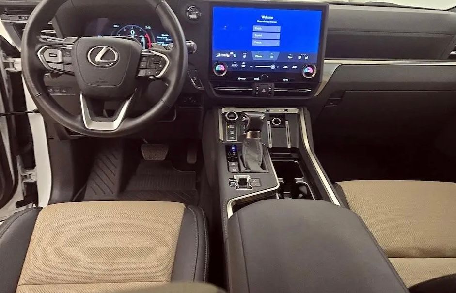 Used 2025 Lexus GX 550 w/ Accessory Package (32) AWD/4WD image 15