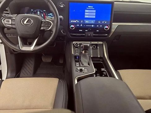 Used 2025 Lexus GX 550 w/ Accessory Package (32) AWD/4WD image 15