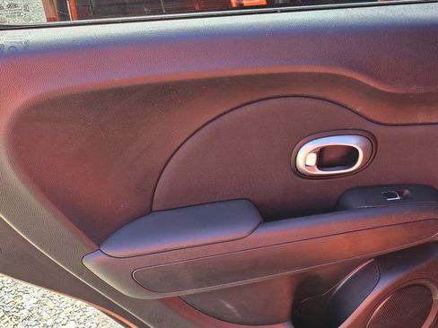 Used 2019 Kia Soul + image 10