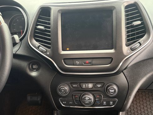 Used 2019 Jeep Cherokee Trailhawk image 10