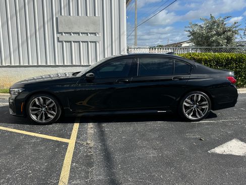 Used 2022 BMW M760i xDrive w/ Luxury Rear Seating Package image 11
