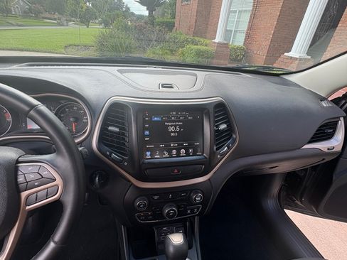 Used 2017 Jeep Cherokee Latitude image 15