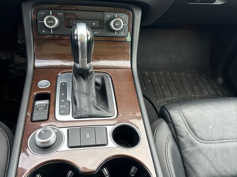 Used 2015 Volkswagen Touareg TDI image 10