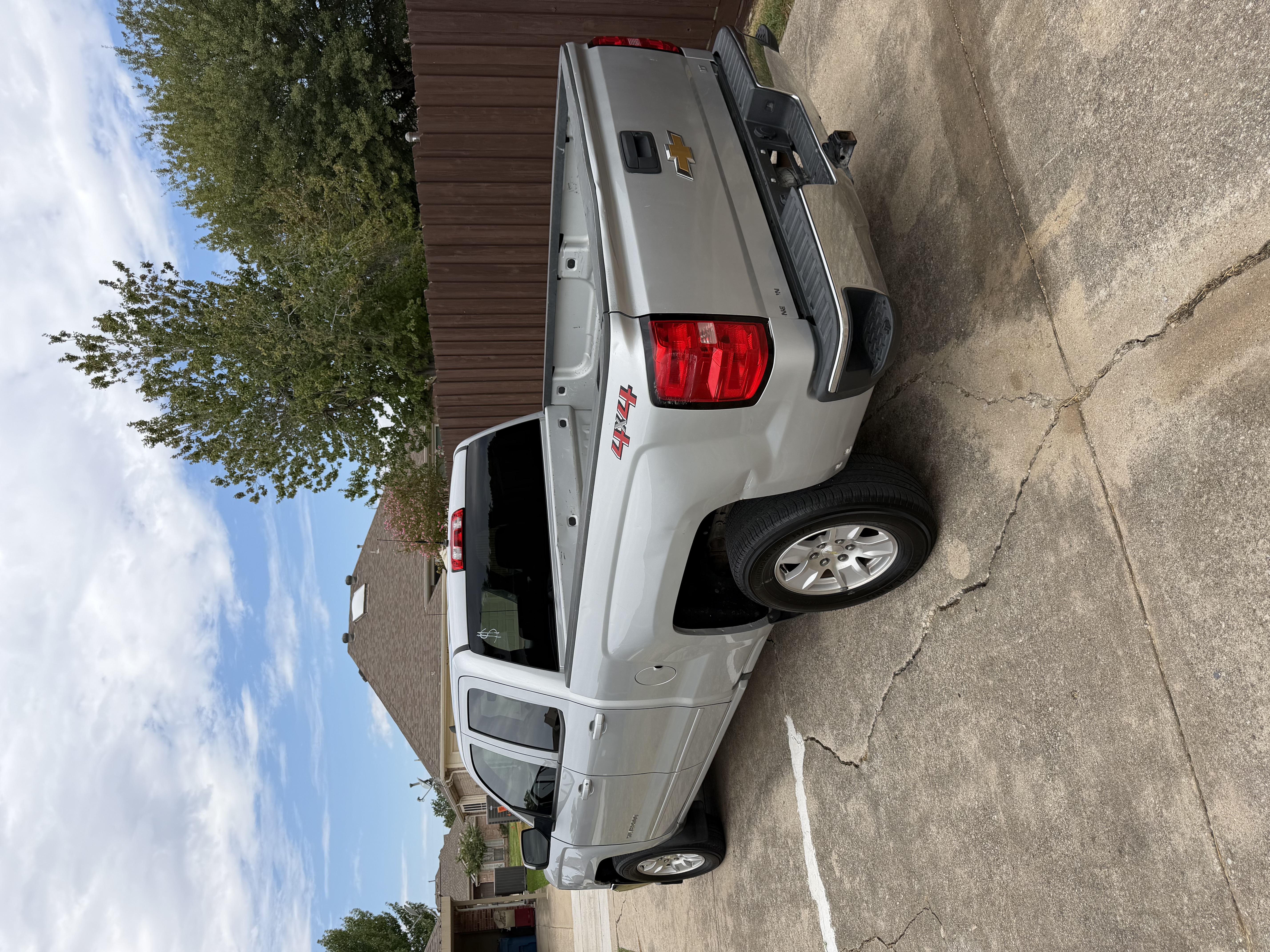 Used 2018 Chevrolet Silverado 1500 LT w/ Trailering Package AWD/4WD image 2