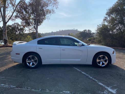Used 2012 Dodge Charger SE w/ Sport Appearance Group image 9