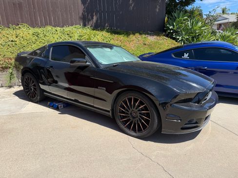 Used 2013 Ford Mustang Premium RWD image 4