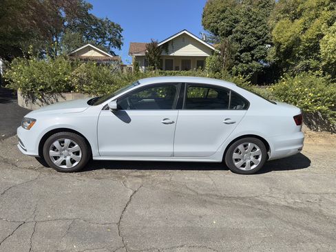 Used 2017 Volkswagen Jetta S image 2
