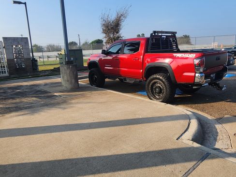 Used 2022 Toyota Tacoma TRD Off-Road image 9