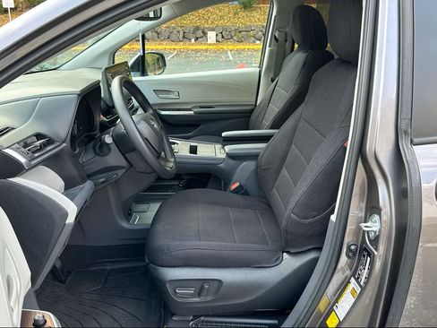 Used 2022 Toyota Sienna LE image 9