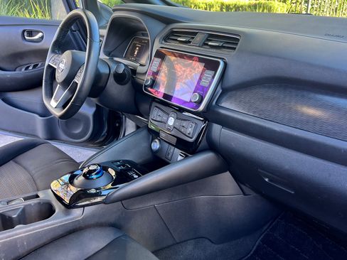 Used 2020 Nissan Leaf SV w/ SV Technology Package image 18