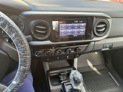 Used 2017 Toyota Tacoma TRD Sport w/ Tow Package (A/T) image 12