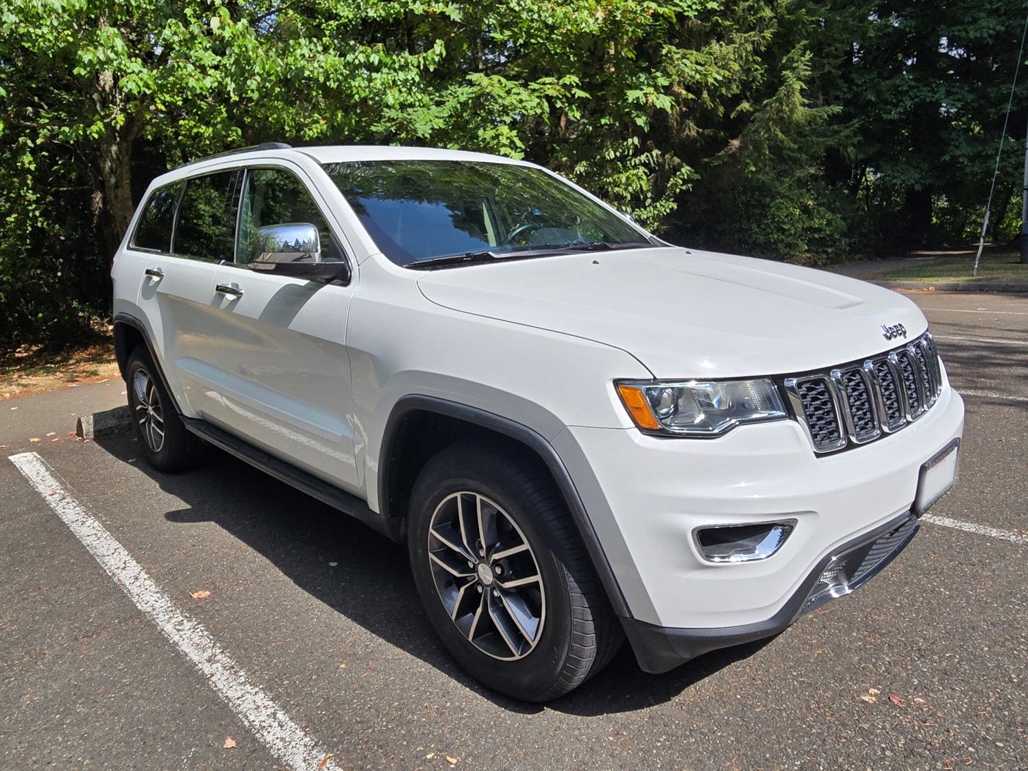 Used 2017 Jeep Grand Cherokee Limited AWD/4WD image 2