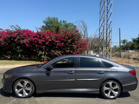 Used 2018 Honda Accord Touring image 2