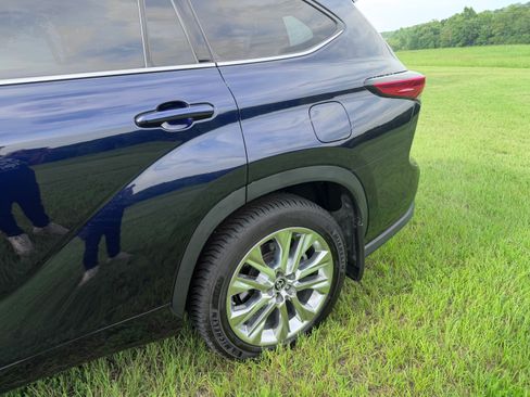 Used 2023 Toyota Highlander Limited AWD/4WD image 10