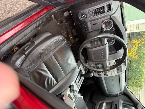 Used 2010 Ford Escape XLT image 2