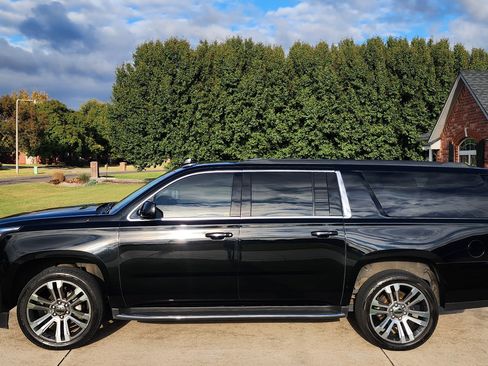 Used 2017 GMC Yukon XL SLT image 1