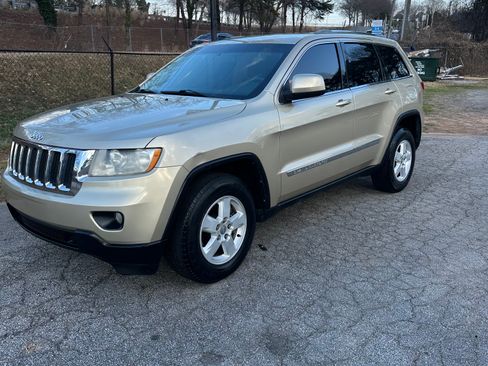 Used 2011 Jeep Grand Cherokee Laredo image 2