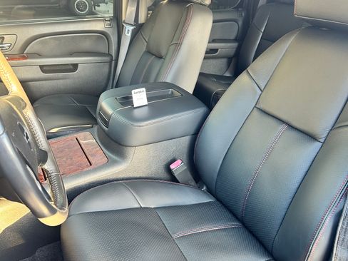 Used 2010 Chevrolet Avalanche LTZ image 8