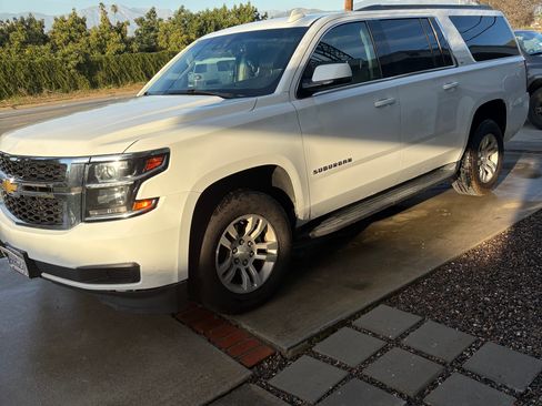 Used 2019 Chevrolet Suburban LT image 2