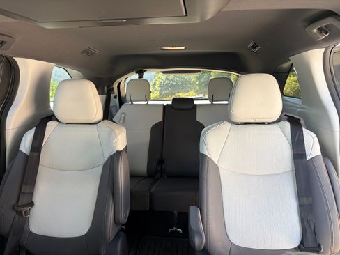 Used 2022 Toyota Sienna XSE w/ XSE Plus Package AWD/4WD image 11