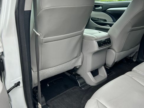 Used 2018 Toyota Highlander XLE AWD/4WD image 9