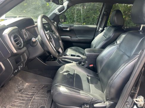 Used 2018 Toyota Tacoma TRD Off-Road AWD/4WD image 6