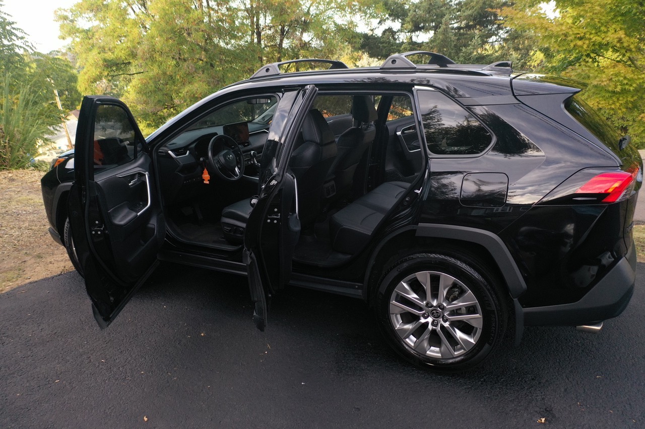 Used 2025 Toyota RAV4 XLE Premium w/ Weather Package AWD/4WD image 4