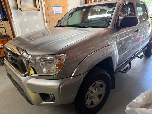 Used 2015 Toyota Tacoma PreRunner w/ SR5 Package RWD image 2