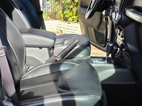 Used 2014 Jeep Wrangler Unlimited Rubicon image 6