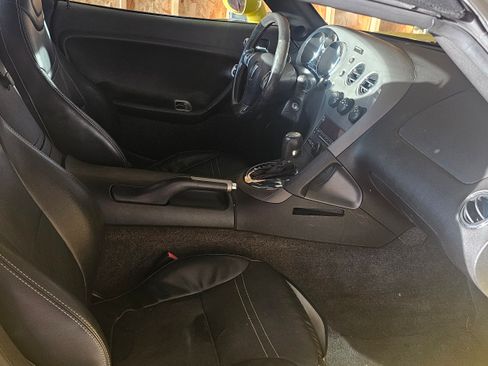 Used 2007 Pontiac Solstice Convertible 2D w/ Premium Package image 9