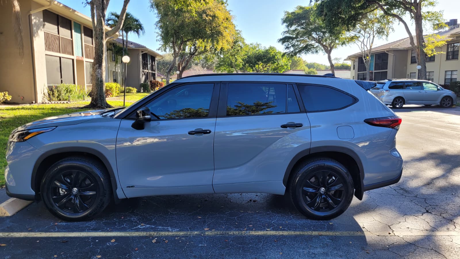 Used 2024 Toyota Highlander XLE AWD/4WD image 2