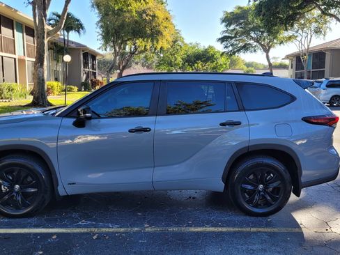 Used 2024 Toyota Highlander XLE image 2