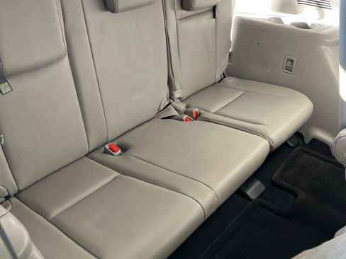 Used 2017 Toyota Highlander XLE image 14