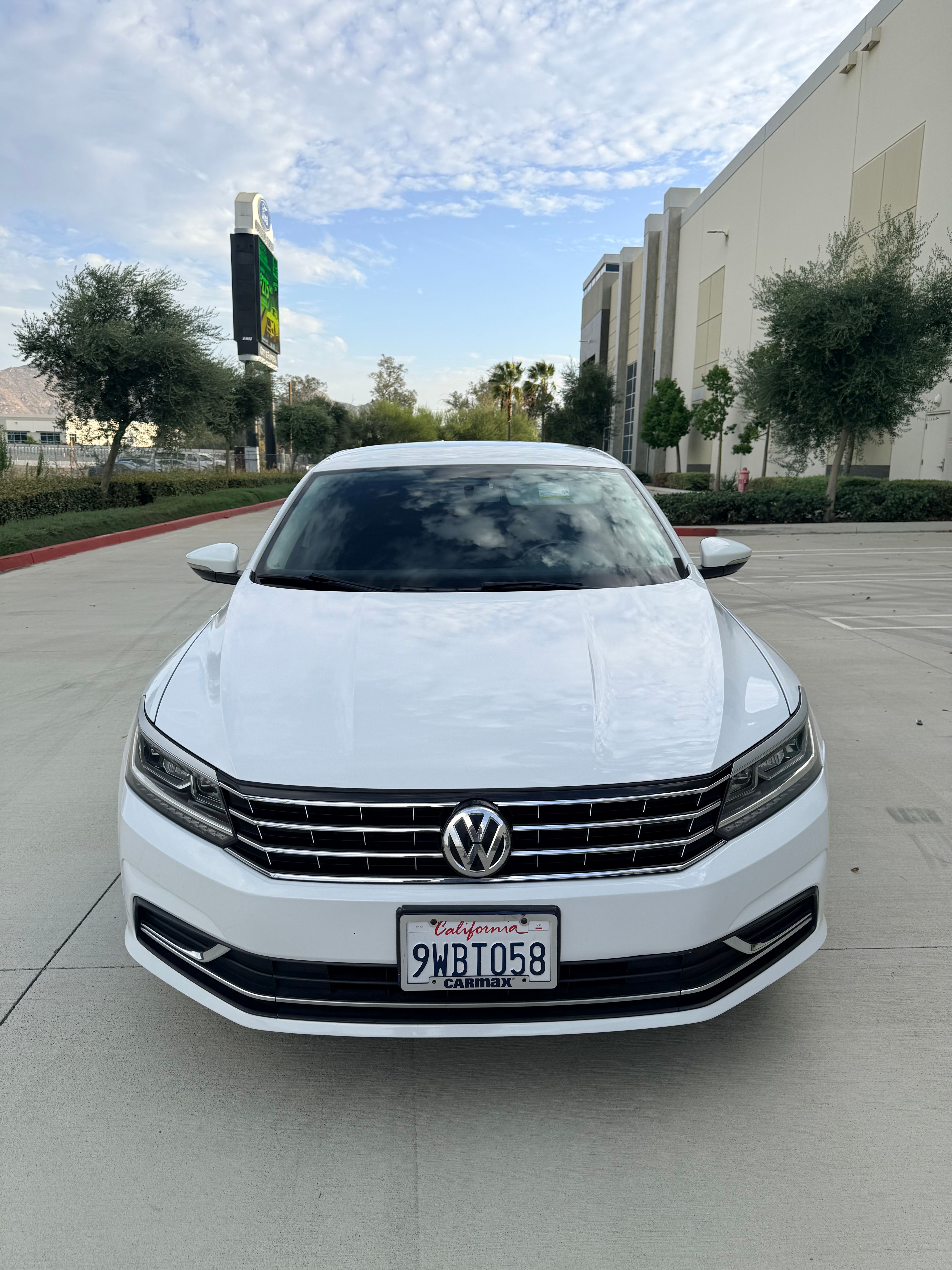 Used 2017 Volkswagen Passat 1.8T R-Line w/ R-Line Lighting Package FWD image 1