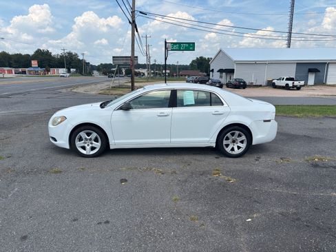 Used 2010 Chevrolet Malibu LS FWD image 1