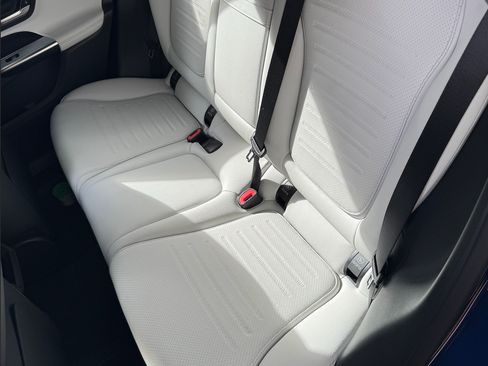 Used 2025 Mercedes-Benz GLC 300 4MATIC image 9