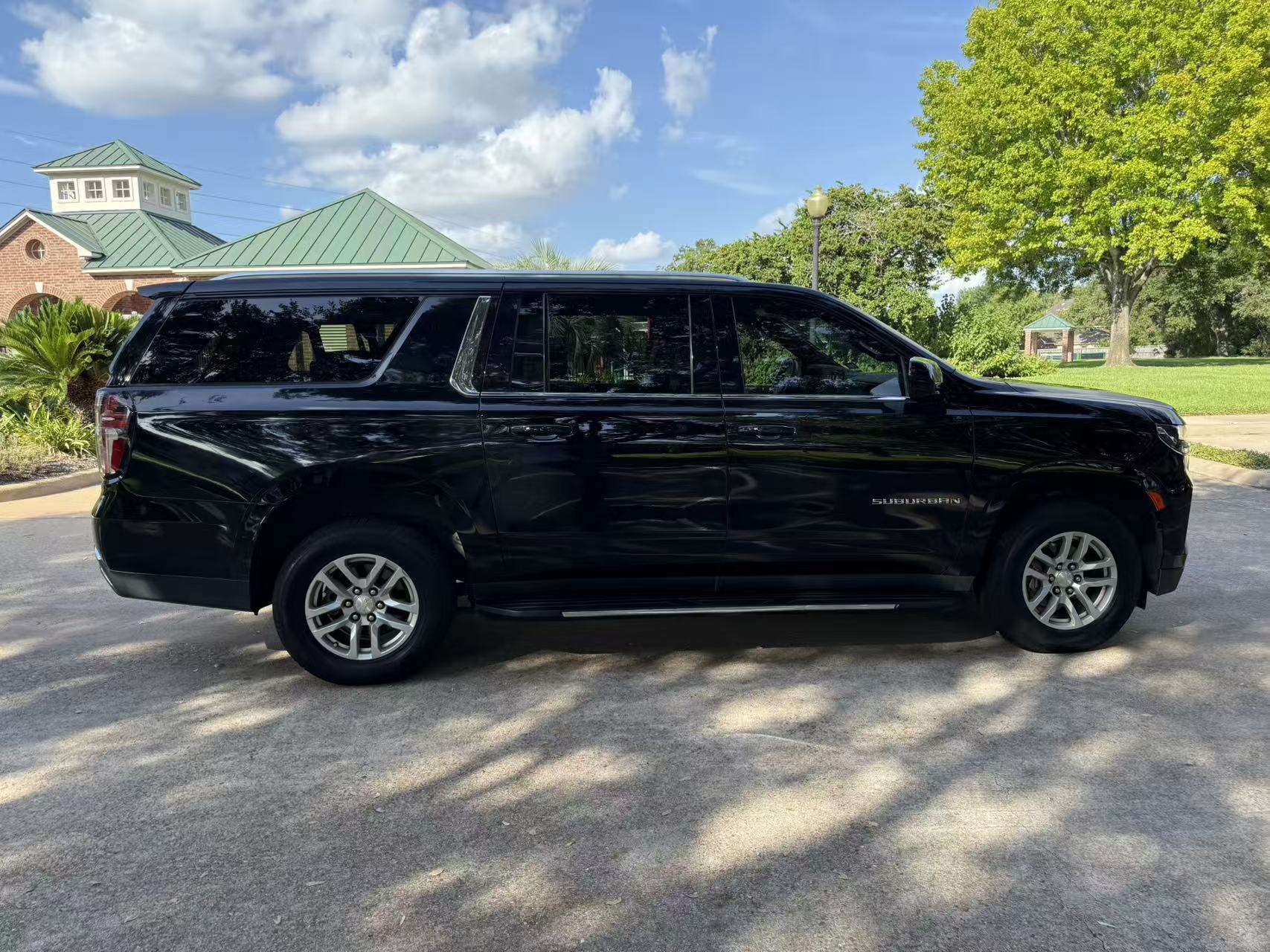 Used 2022 Chevrolet Suburban LS RWD image 10