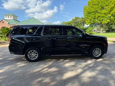 Used 2022 Chevrolet Suburban LS RWD image 10