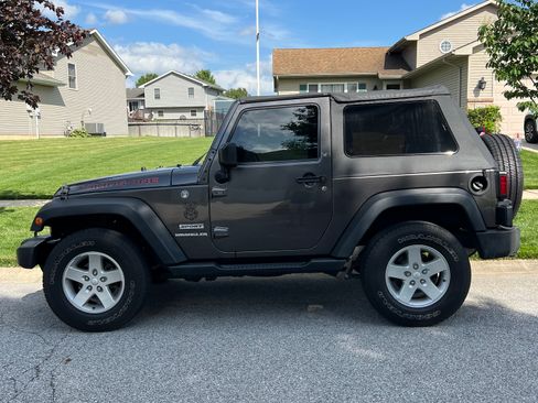 Used 2016 Jeep Wrangler Sport w/ Quick Order Package 24S AWD/4WD image 2