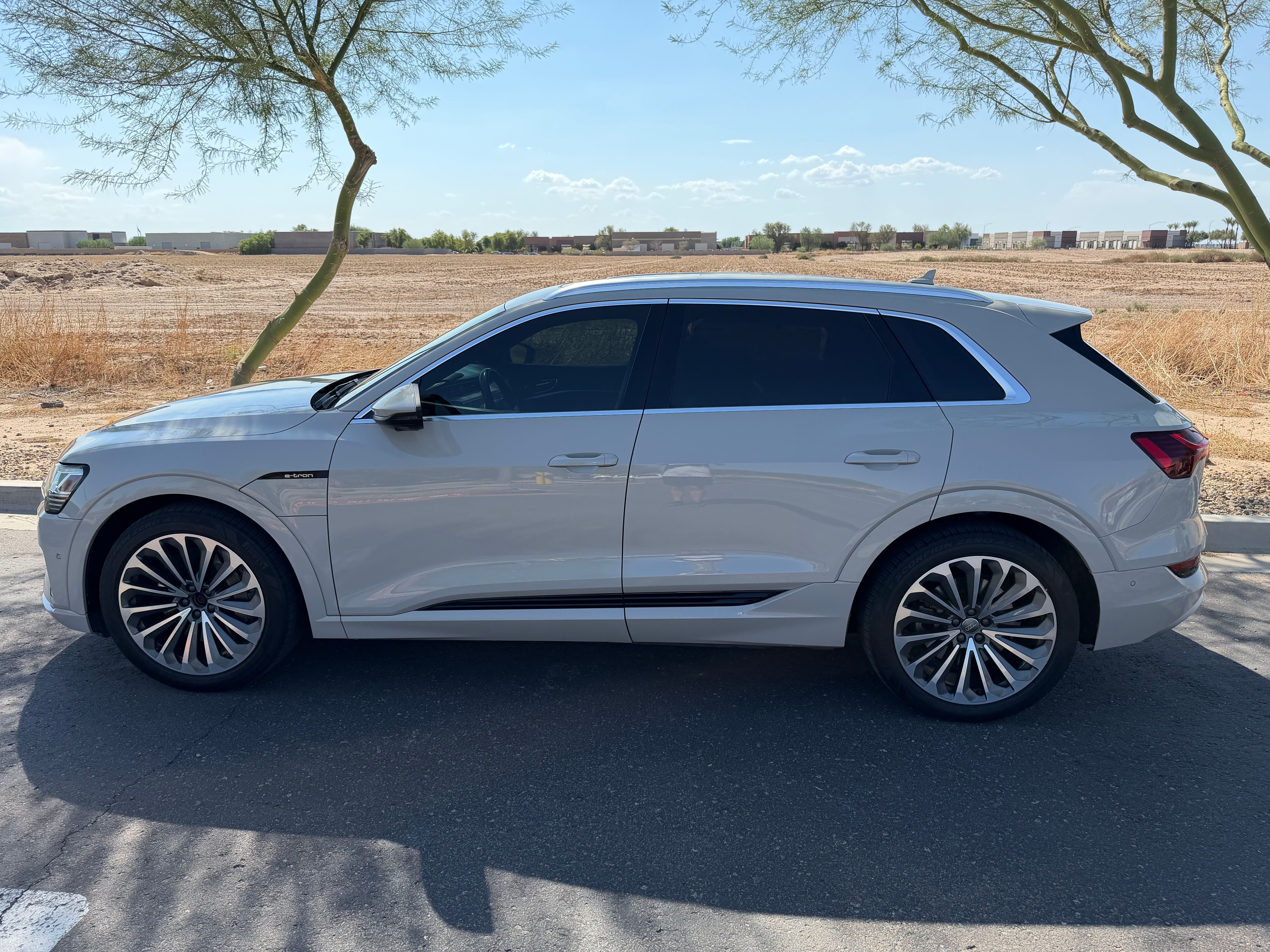 Used 2019 Audi e-tron Prestige w/ Prestige Package AWD/4WD image 1