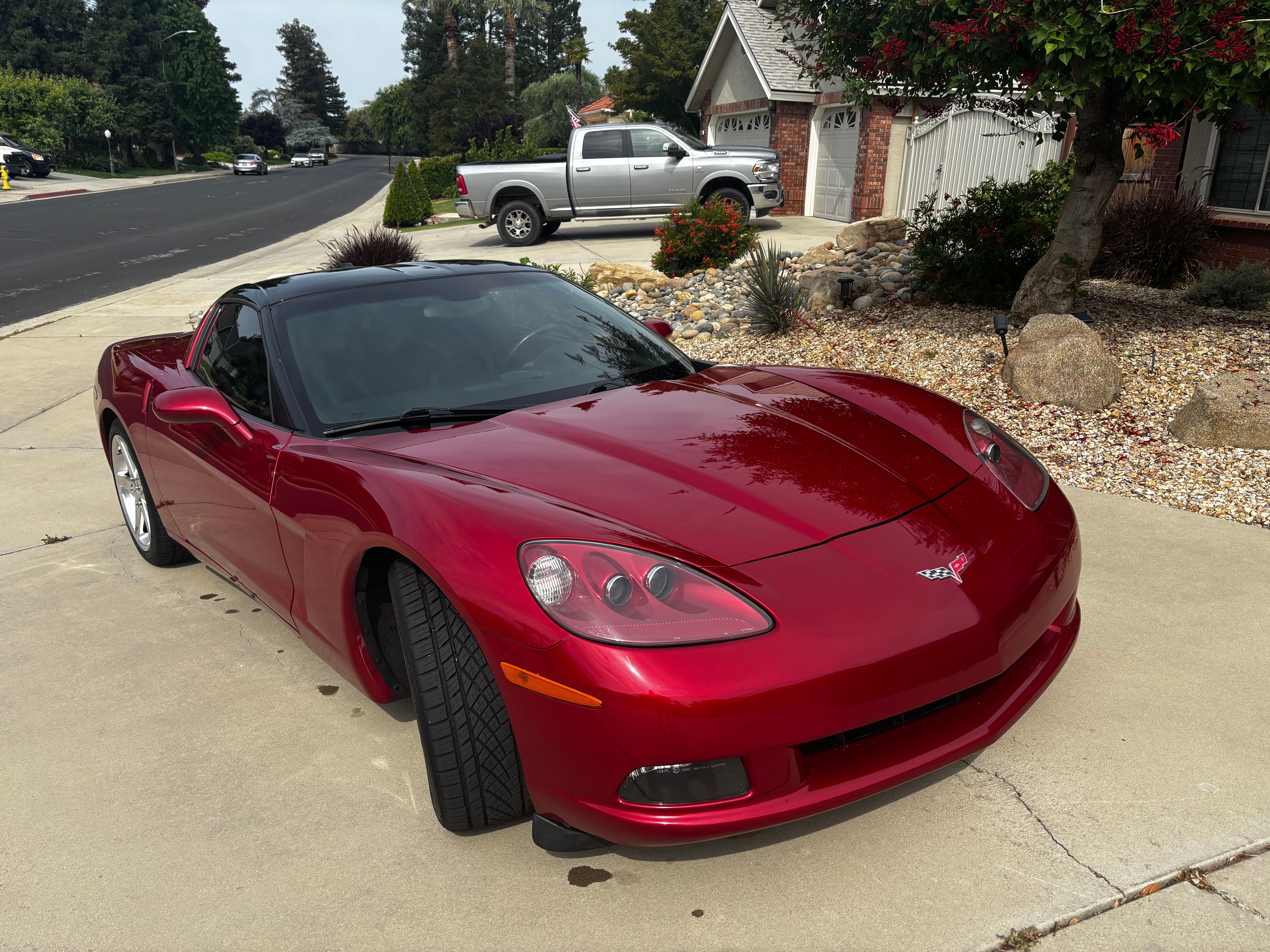 Used 2005 Chevrolet Corvette Coupe w/ Preferred Equipment Group RWD image 2