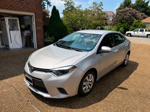 Used 2015 Toyota Corolla LE FWD image 2