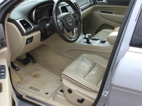 Used 2015 Jeep Grand Cherokee Overland w/ Advanced Technology Group image 2