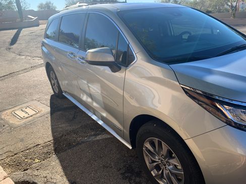 Used 2021 Toyota Sienna XLE image 4