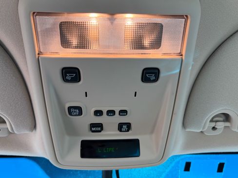 Used 2005 Lincoln Town Car Signature Limited image 25