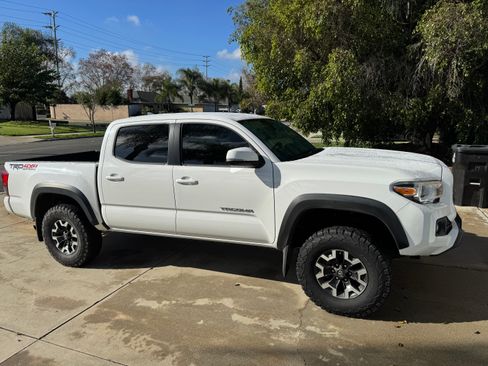 Used 2018 Toyota Tacoma TRD Off-Road image 1