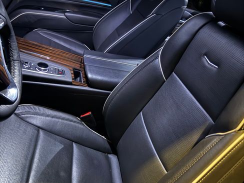 Used 2024 Cadillac Escalade ESV Premium Luxury image 9