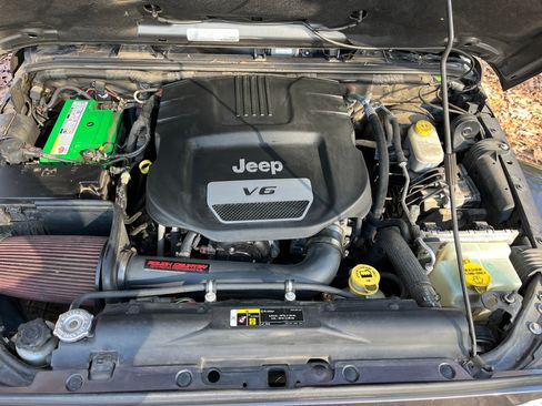 Used 2017 Jeep Wrangler Unlimited Sahara w/ Max Tow Package image 14